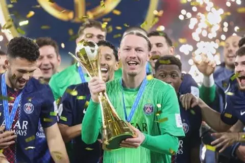 باريس سان جيرمان يعلن إصابة حارسه بكسر في يده